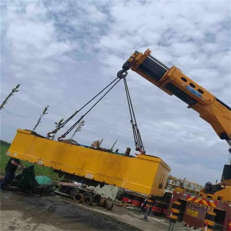 洪山吊运集装箱的吊车